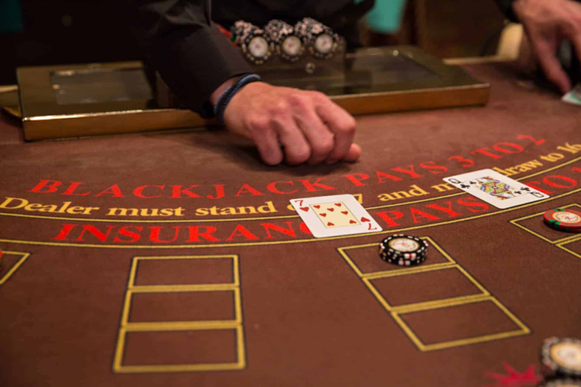 Cách đánh bài Blackjack hay cho những ai mới bắt đầu nhập cuộc Cach danh bai Blackjack hay cho nhung ai moi bat dau nhap cuoc
