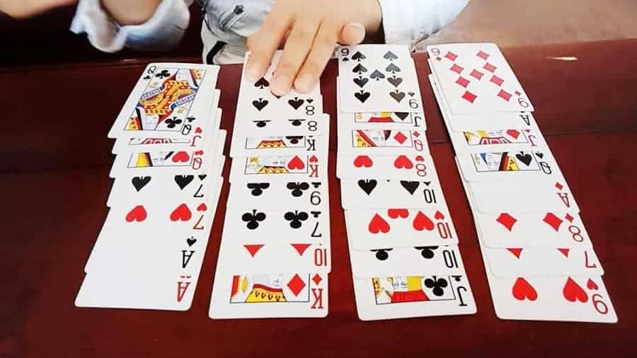 phat chat va phat thoi bai trong game tien len nhu the nao?